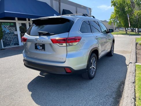 Used 2019 Toyota Highlander XLE FWD image 5