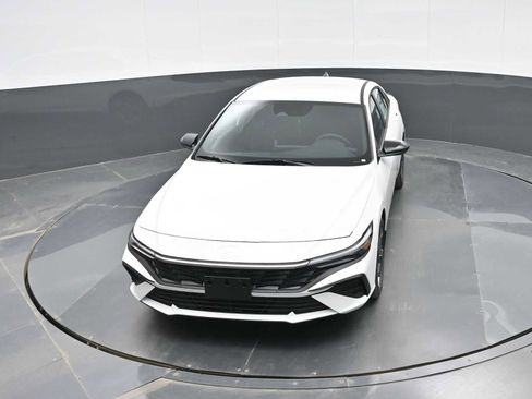 Certified 2025 Hyundai Elantra SEL FWD image 23
