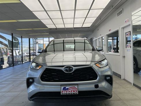 Used 2021 Toyota Highlander XLE AWD/4WD image 2