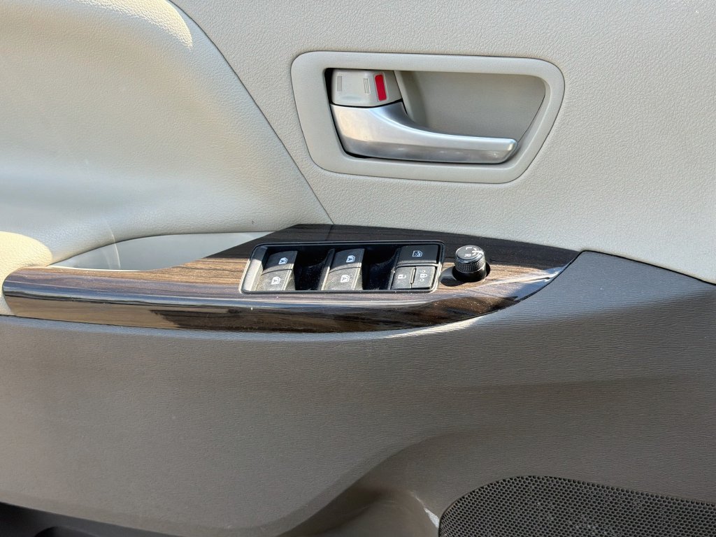 Used 2016 Toyota Sienna XLE FWD image 17