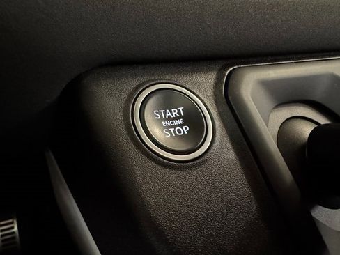 Used 2022 Land Rover Defender 110 SE image 11