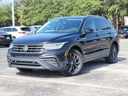 Used 2023 Volkswagen Tiguan SE w/ Panoramic Sunroof Package FWD image 1