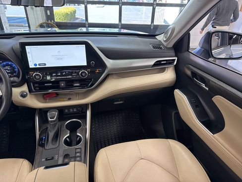 Used 2023 Toyota Highlander Platinum image 51
