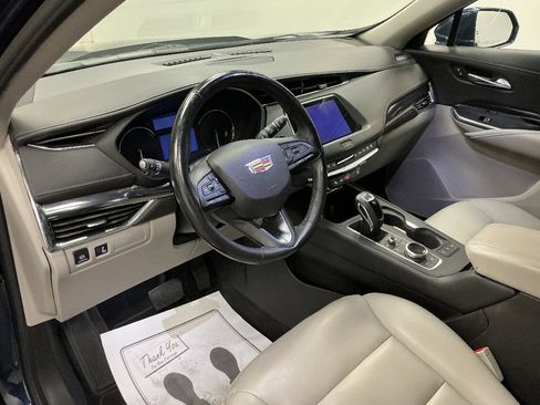 Used 2019 Cadillac XT4 Luxury w/ Cold Weather Package FWD image 10