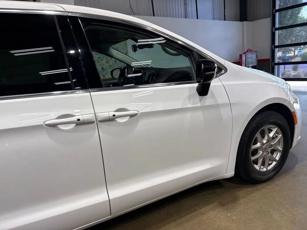 Used 2024 Chrysler Pacifica Touring-L FWD image 70