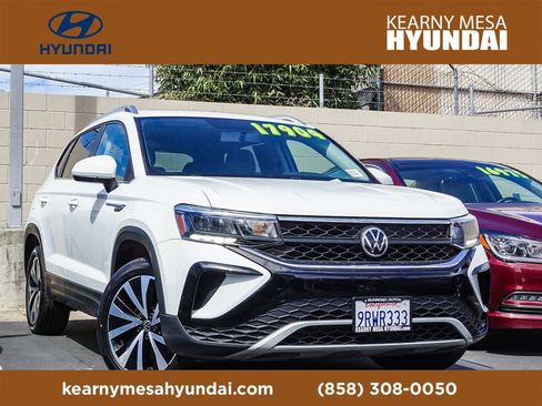 Used 2022 Volkswagen Taos SE image 1