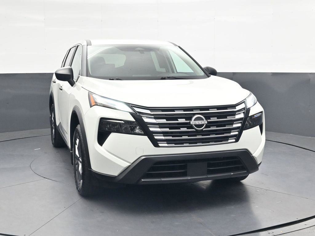 Used 2025 Nissan Rogue S AWD/4WD image 2