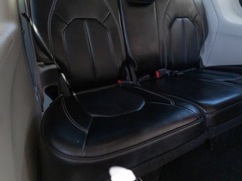 Used 2023 Chrysler Pacifica Touring-L FWD image 18