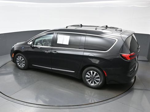 Used 2021 Chrysler Pacifica Limited w/ Uconnect Theater Family Group FWD image 37