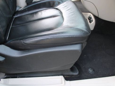 Used 2021 Chrysler Pacifica Touring-L FWD image 12
