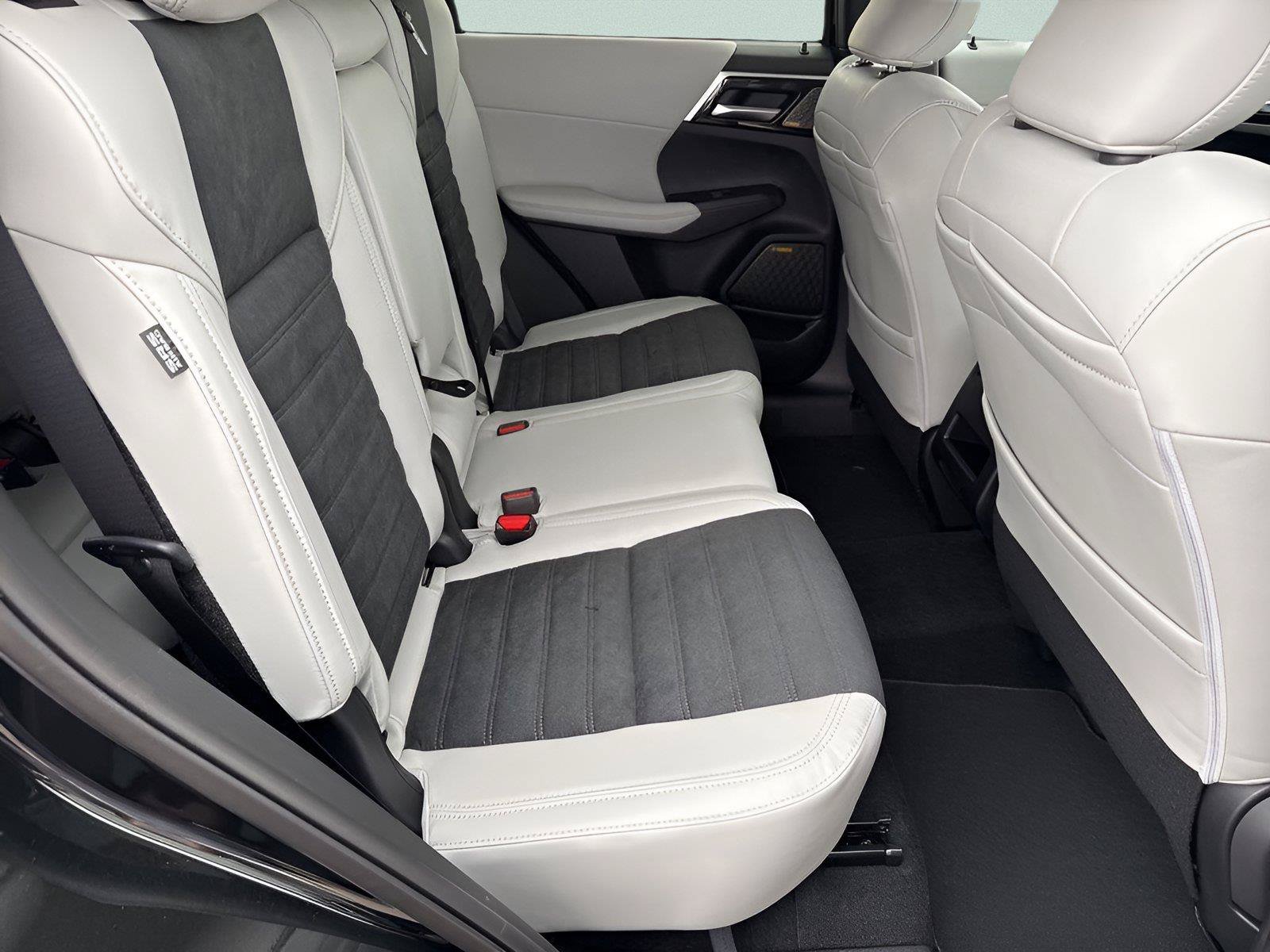 Used 2025 Mitsubishi Outlander SE AWD/4WD image 26