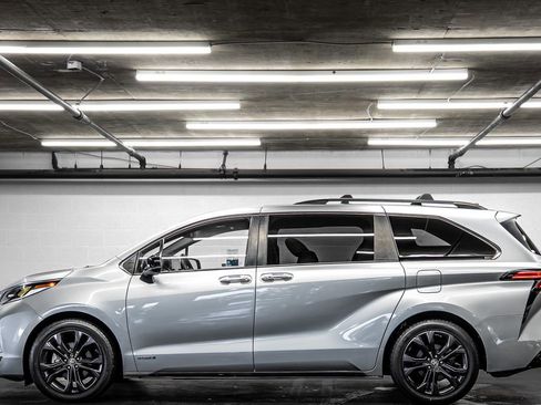 Used 2021 Toyota Sienna XSE image 2