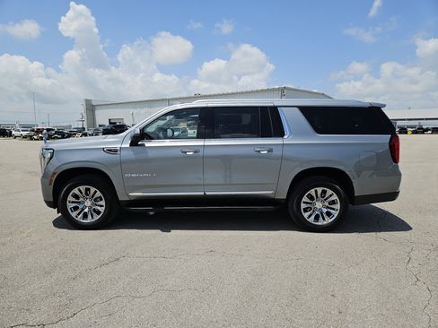 Used 2025 GMC Yukon XL Denali AWD/4WD image 4