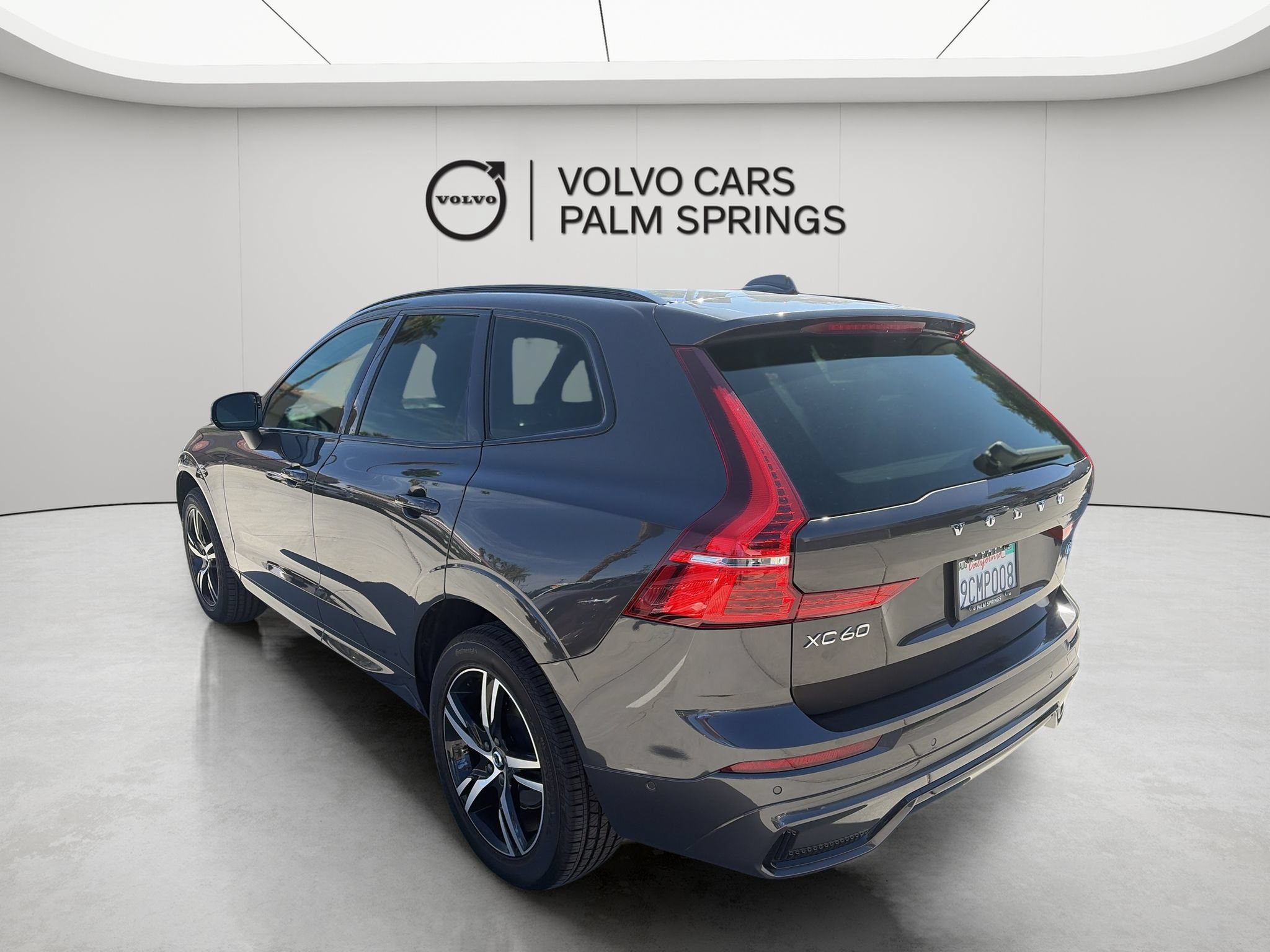 Used 2022 Volvo XC60 B5 R-Design w/ Advanced Package AWD/4WD image 4