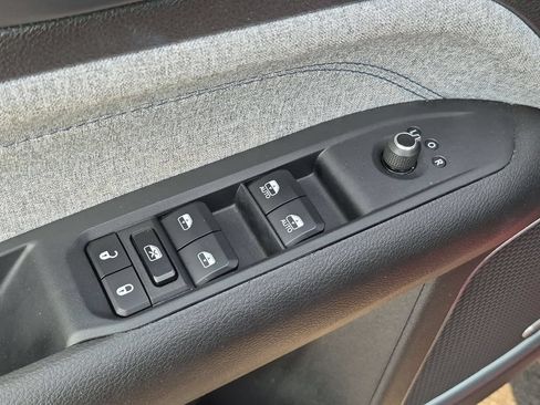 Used 2025 Jeep Compass Latitude w/ Sun & Sound Group AWD/4WD image 13