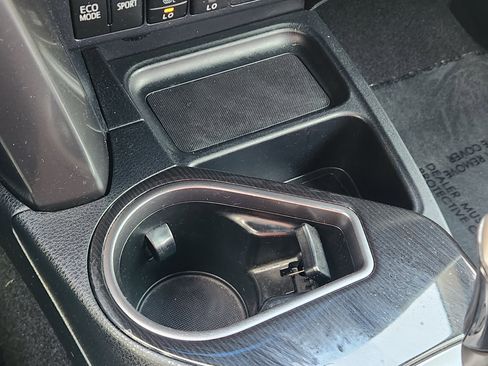 Used 2018 Toyota RAV4 SE image 24