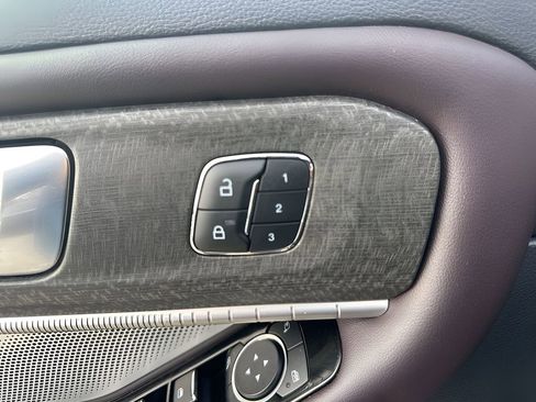 Used 2025 Ford Explorer Platinum image 11