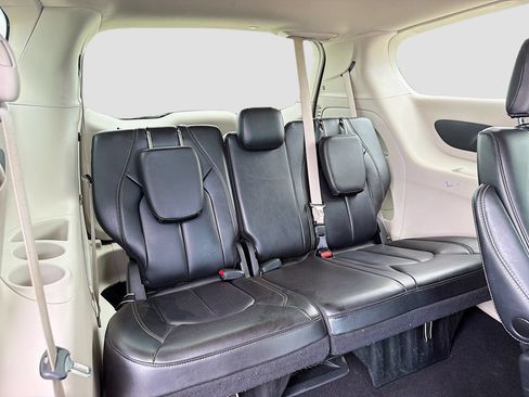 Used 2023 Chrysler Pacifica Touring-L FWD image 26