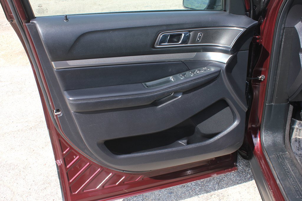 Used 2018 Ford Explorer XLT w/ Equipment Group 202A AWD/4WD image 26