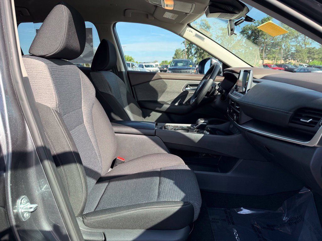 Used 2023 Nissan Rogue SV AWD/4WD image 14