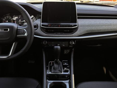 Used 2025 Jeep Compass Latitude image 16