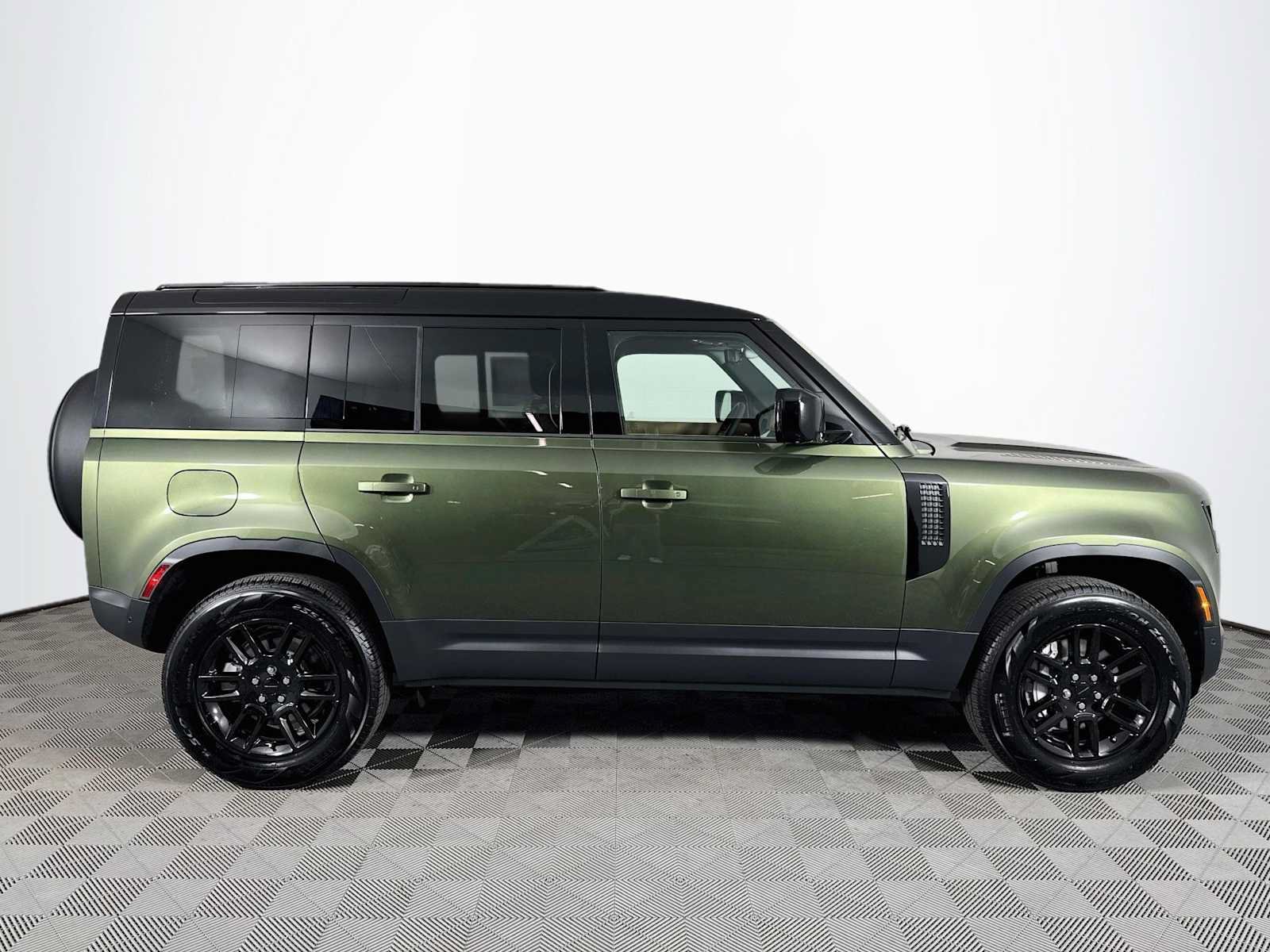 New 2026 Land Rover Defender 110 S AWD/4WD image 4