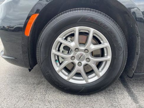 Used 2024 Chrysler Pacifica Touring-L image 32