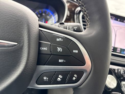 Used 2022 Chrysler Pacifica Limited image 28