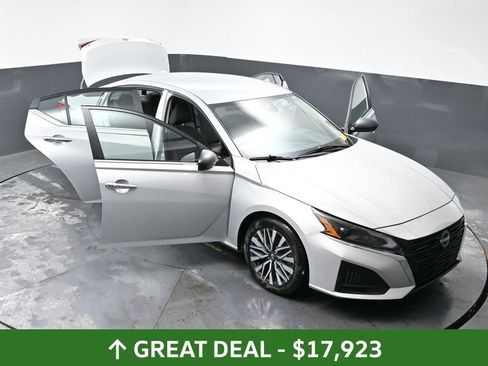 Used 2024 Nissan Altima 2.5 SV FWD image 61