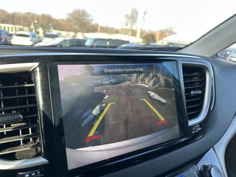 Used 2024 Chrysler Pacifica Touring-L image 20