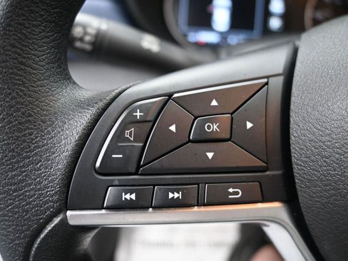 Used 2025 Nissan Versa SV image 7