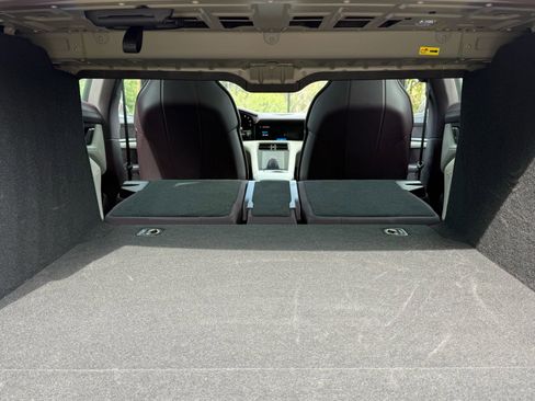 Used 2025 Porsche Taycan image 36