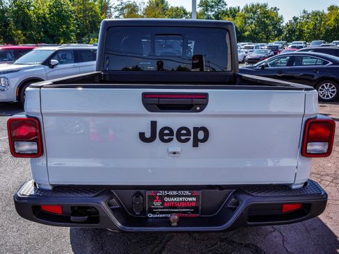 Used 2021 Jeep Gladiator Willys image 5