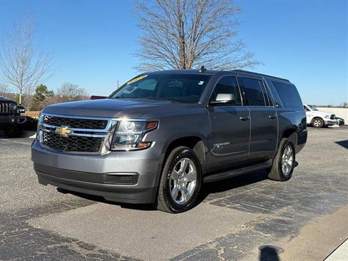 Used 2019 Chevrolet Suburban LT image 7