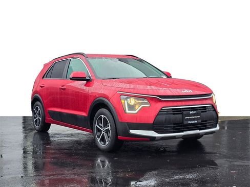 Used 2024 Kia Niro LX image 1