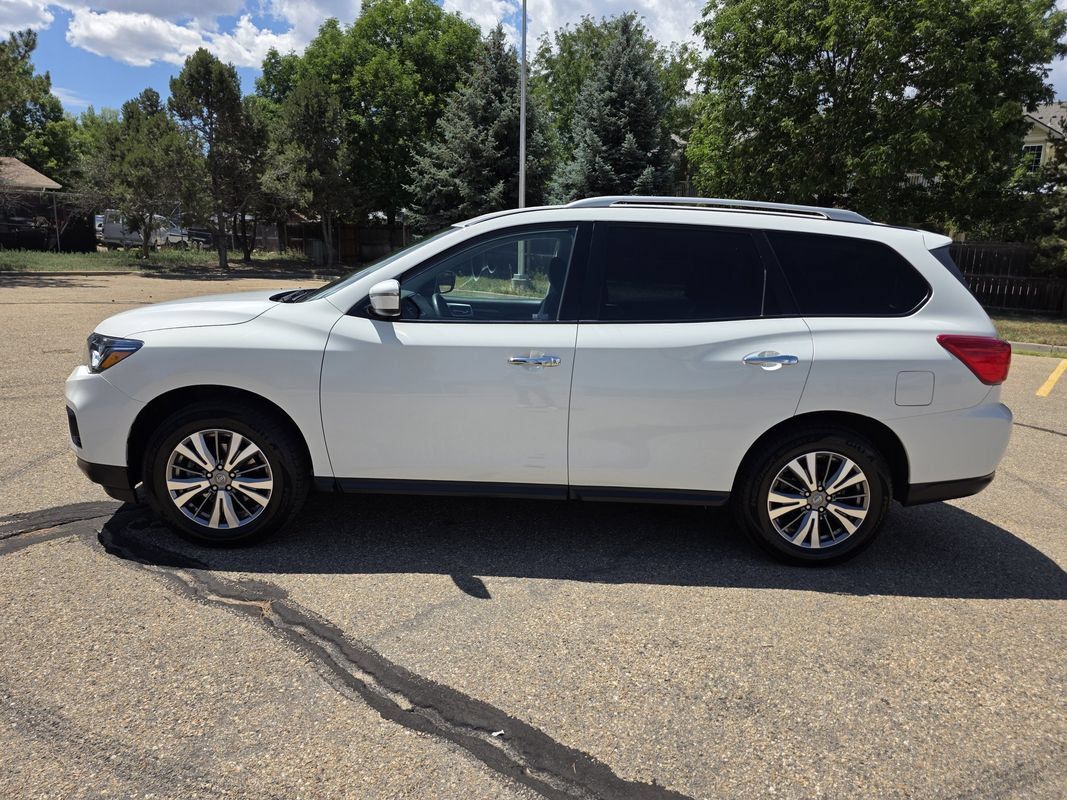 Used 2020 Nissan Pathfinder SV AWD/4WD image 2
