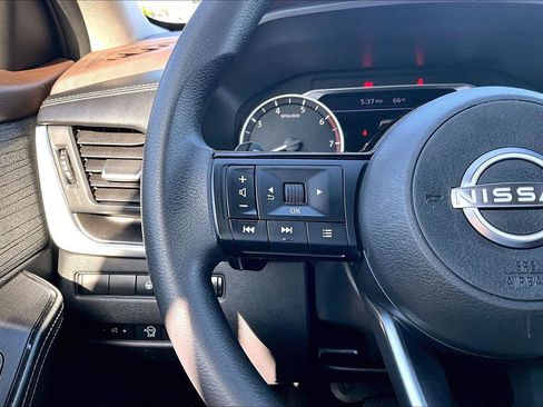 Used 2023 Nissan Rogue SV AWD/4WD image 12