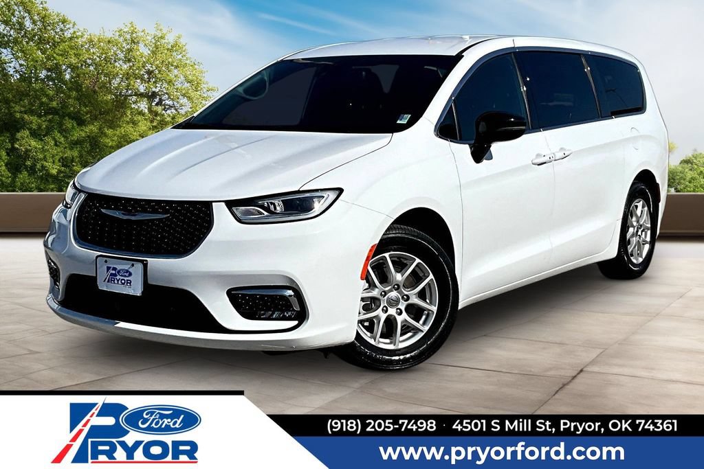 Used 2025 Chrysler Pacifica Select FWD image 1