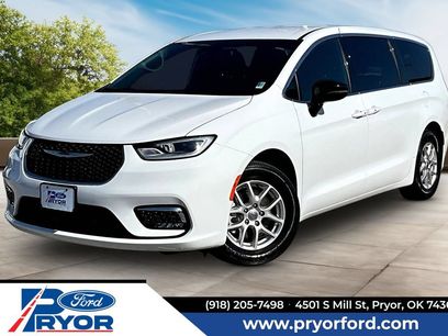 Used 2025 Chrysler Pacifica Select