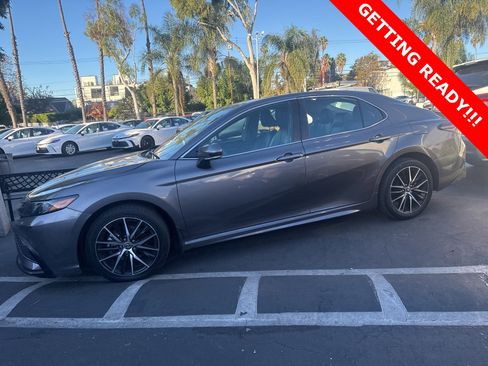 Used 2024 Toyota Camry SE image 3