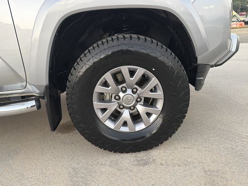 Used 2017 Toyota Tacoma SR5 w/ Tow Package AWD/4WD image 13