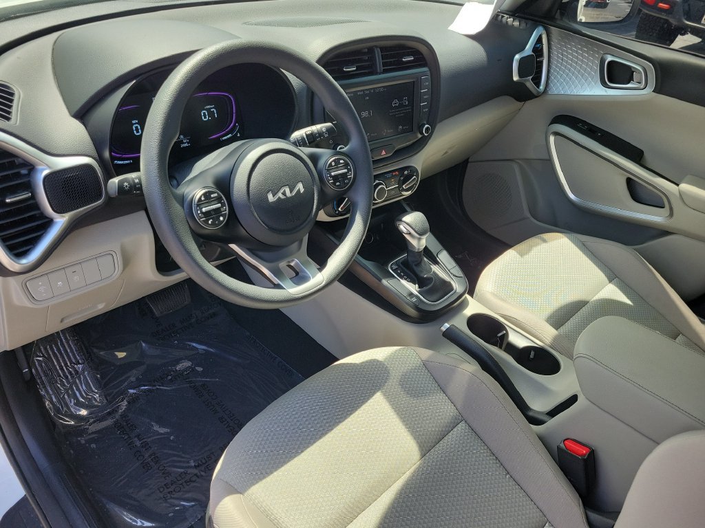 Used 2025 Kia Soul LX w/ LX Technology Package FWD image 20
