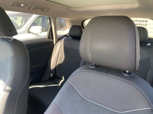 Used 2025 Volkswagen Taos SE image 5