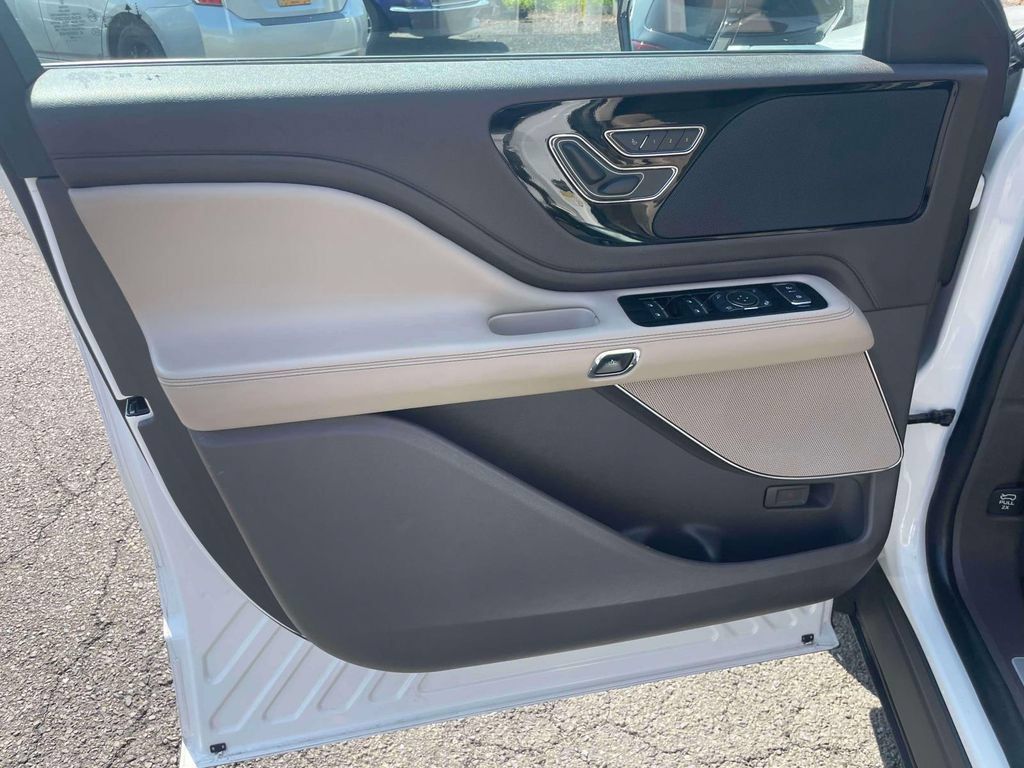 Used 2022 Lincoln Aviator AWD w/ Premium Package image 16