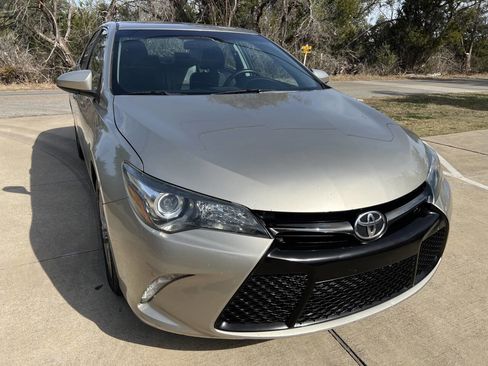 Used 2015 Toyota Camry SE image 2