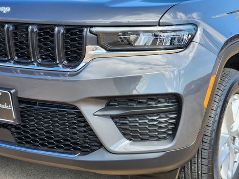 Used 2025 Jeep Grand Cherokee Laredo X image 9