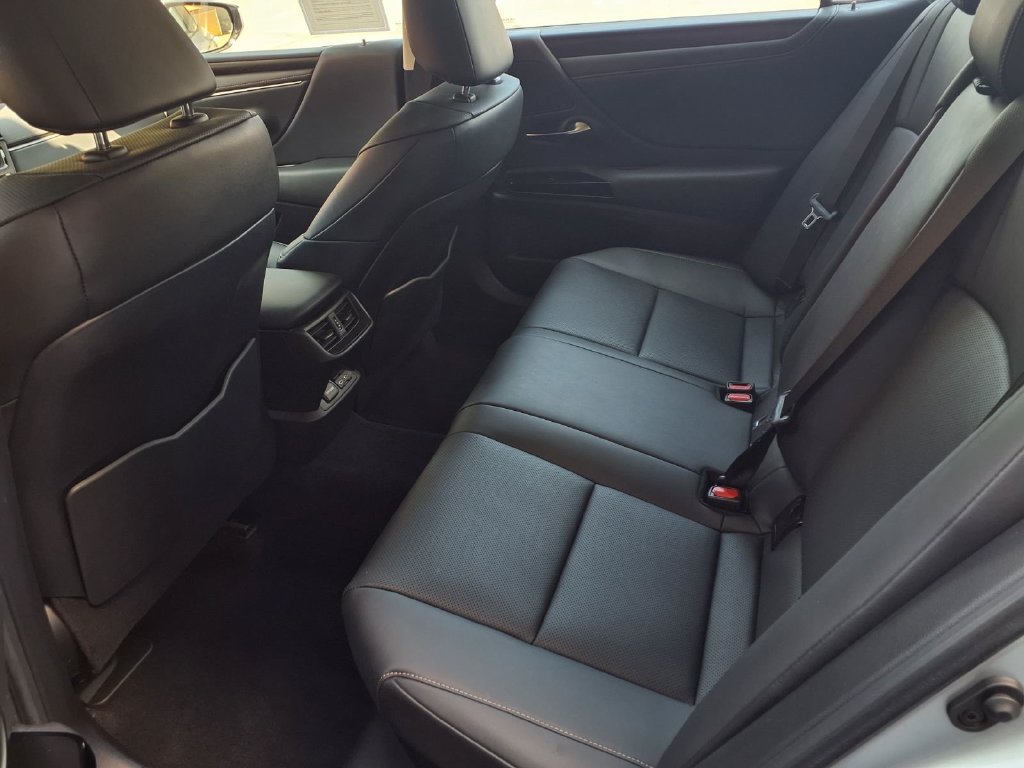 Used 2024 Lexus ES 300h w/ Premium Package FWD image 23