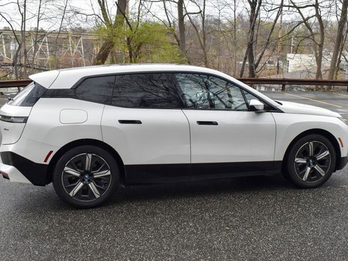 Used 2022 BMW iX xDrive50 w/ Premium Package image 9