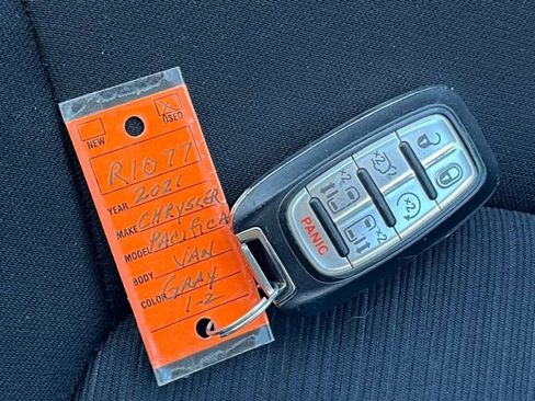 Used 2021 Chrysler Pacifica Touring image 12