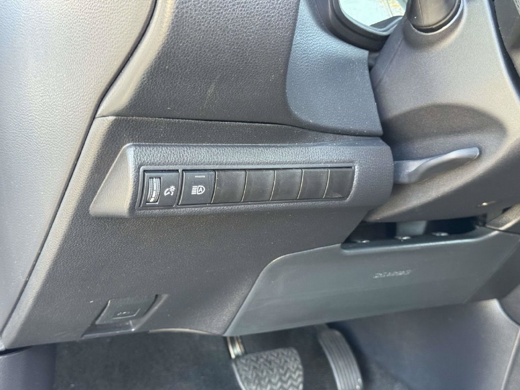 Used 2025 Toyota Corolla LE FWD image 9